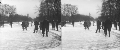 859188 Afbeelding van schaatsers op de bevroren vijver in het Wilhelminapark te Utrecht.